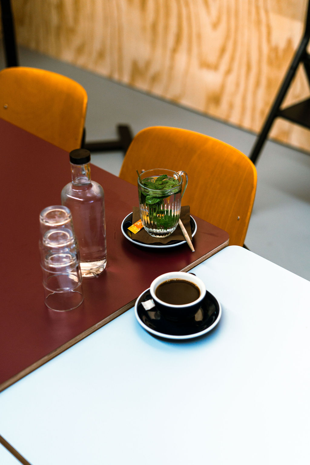Koffie, verse muntthee en tafelwater op de vergadertafel.